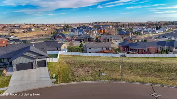 1772 Sunrise Drive, Dickinson, ND 58601