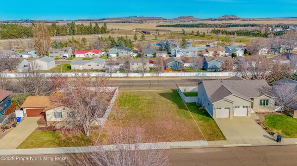 847 11th St E, Dickinson, ND 58601