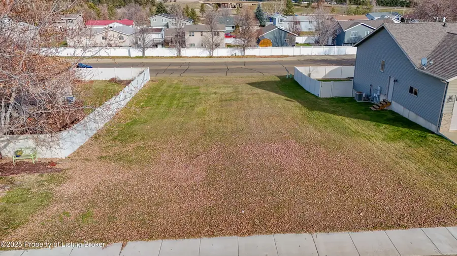 847 11th St E, Dickinson, ND 58601 - #2