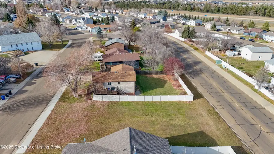 847 11th St E, Dickinson, ND 58601 - #3