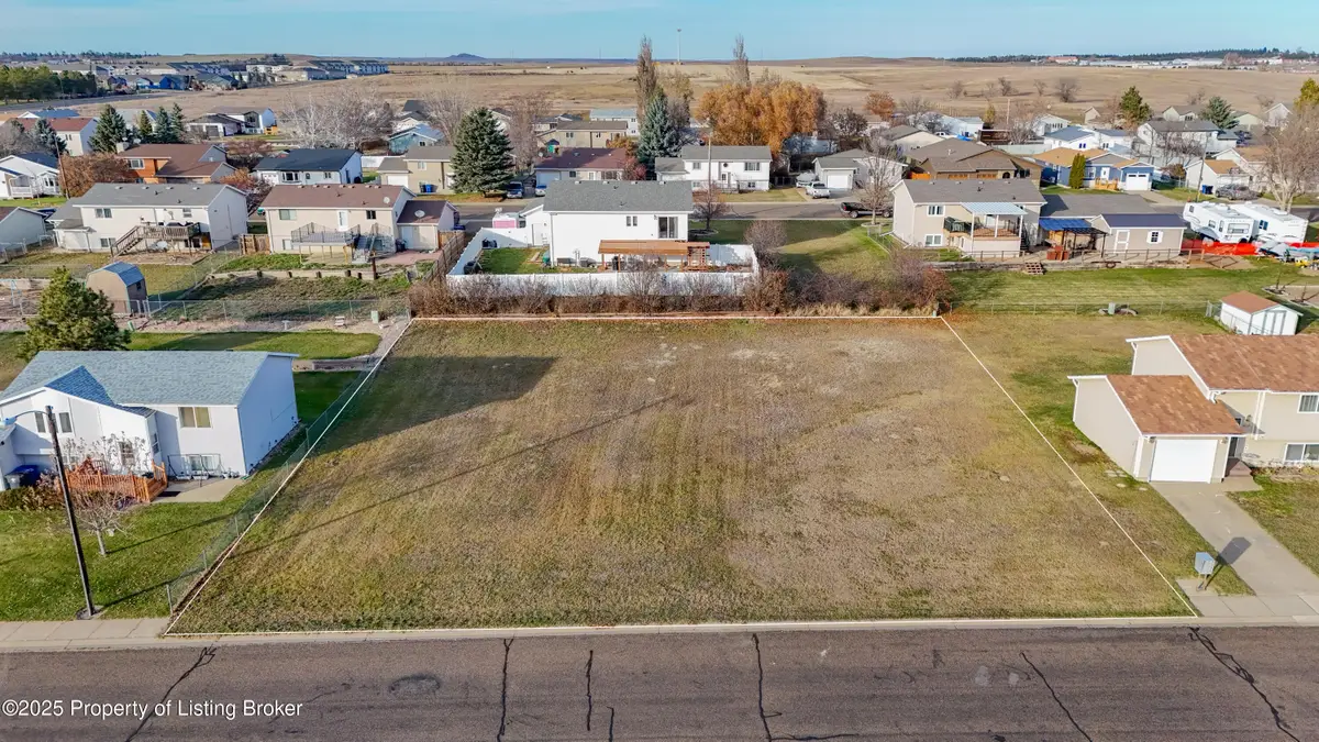 860 27th St W, Dickinson, ND 58601 - #1