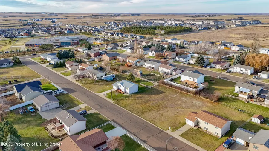 860 27th St W, Dickinson, ND 58601 - #2