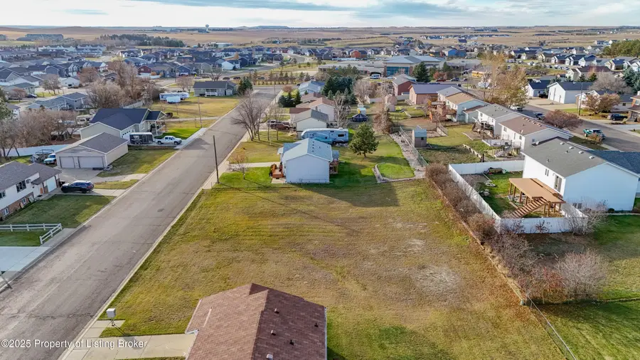 860 27th St W, Dickinson, ND 58601 - #3