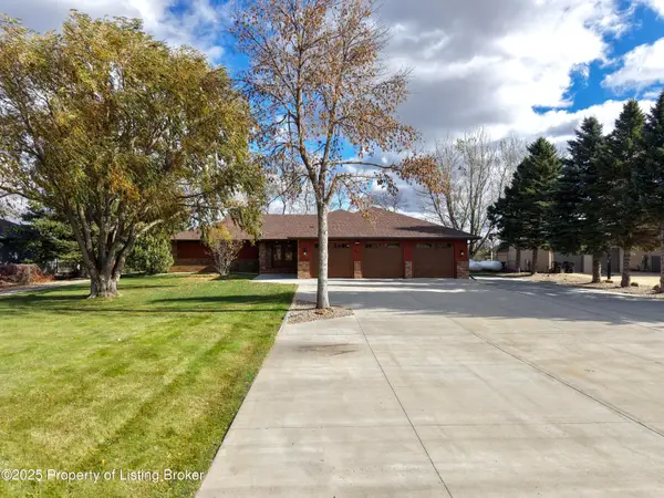 689 30th Avenue, Dickinson, ND 58601