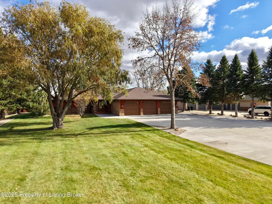 689 30th Avenue, Dickinson, ND 58601 - #2