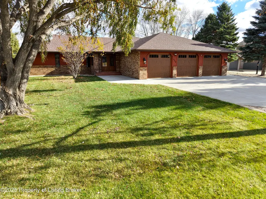689 30th Avenue, Dickinson, ND 58601 - #3