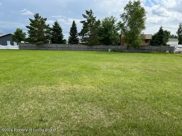 14th Avenue, Dickinson, ND 58601
