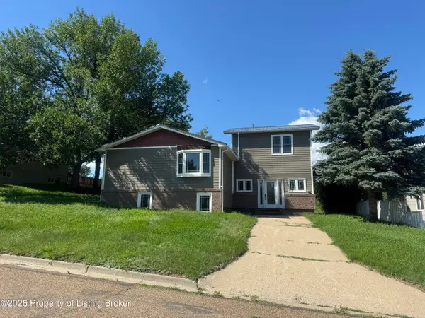 304 6th Avenue, Watford City, ND 58854
