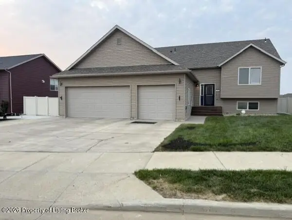 2841 Prairie Oak Drive, Dickinson, ND 58601