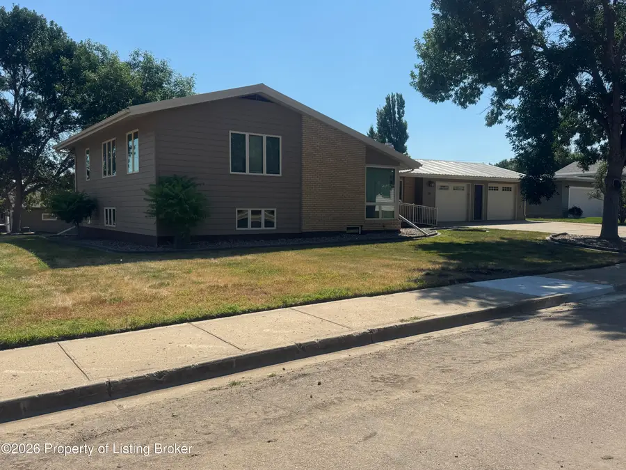 520 4th Street, Watford City, ND 58854 - #2