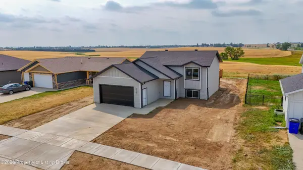 1727 Yellowstone Circle, Dickinson, ND 58601