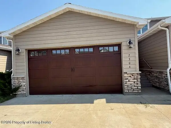 2304 Prairie Oak Drive, Dickinson, ND 58601