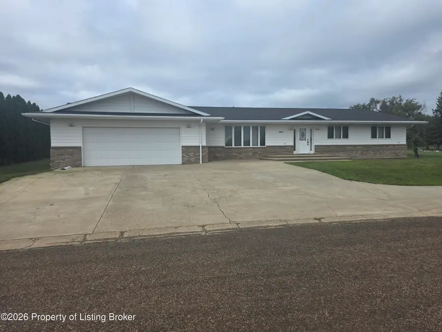 1204 Adams Avenue, Hettinger, ND 58639 - #2