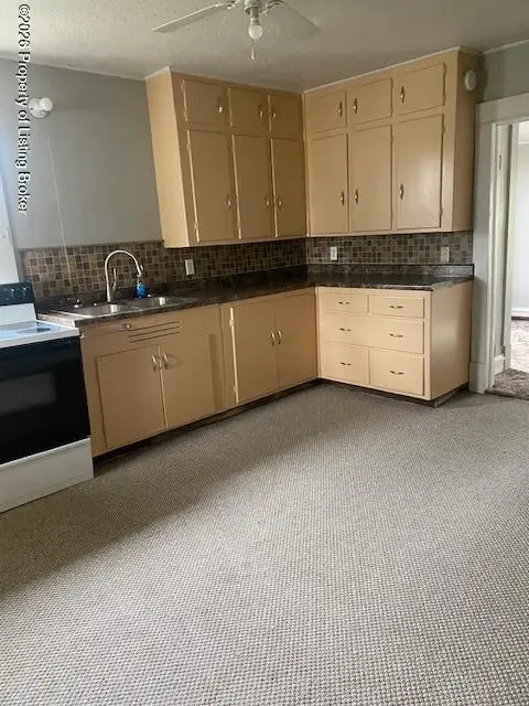 17 9th Street, Dickinson, ND 58601