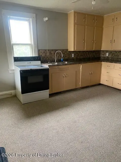 17 9th Street, Dickinson, ND 58601 - #2