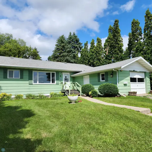 303 9th Avenue E, Lisbon, ND 58054