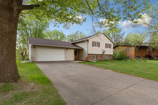 16 Crestview Bay, Faribault, MN 55021