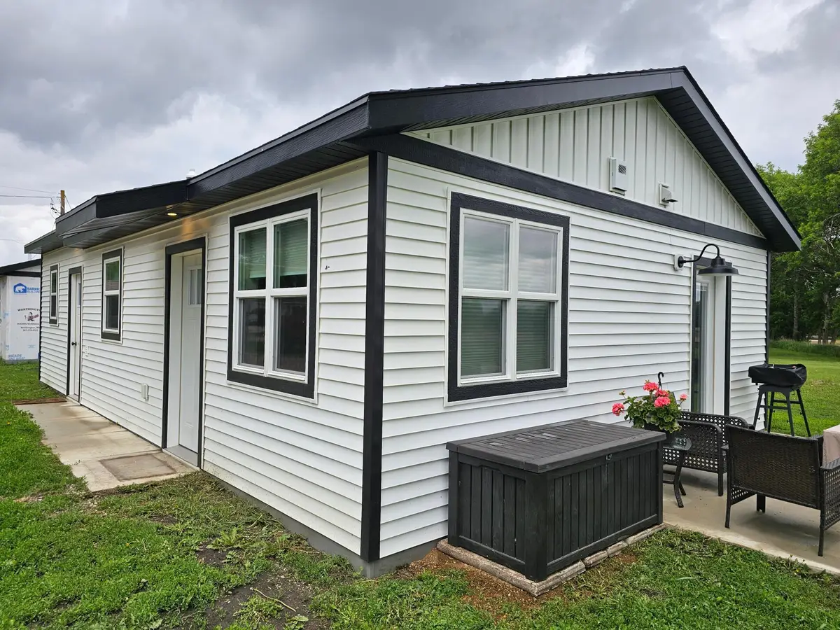 201 1/2 10th Avenue Se, Pipestone, MN 56164 - Image #1