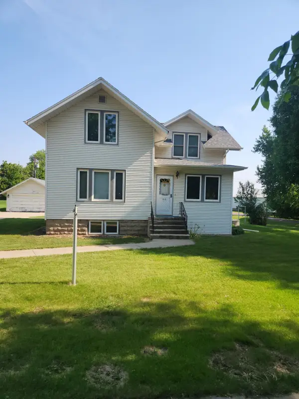 313 E 2nd Street, Hills, MN 56138