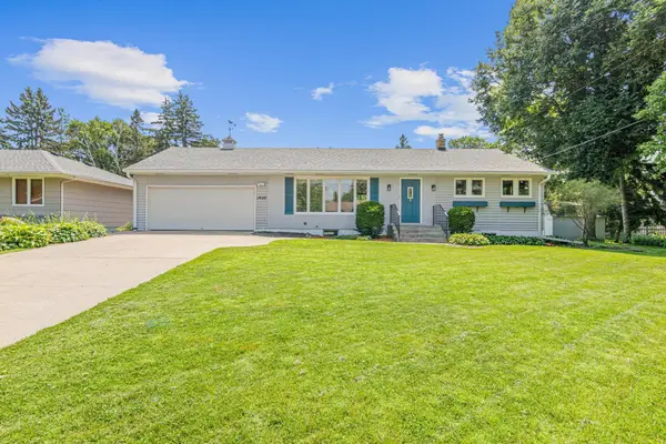 1456 Burke Avenue W, Roseville, MN 55113