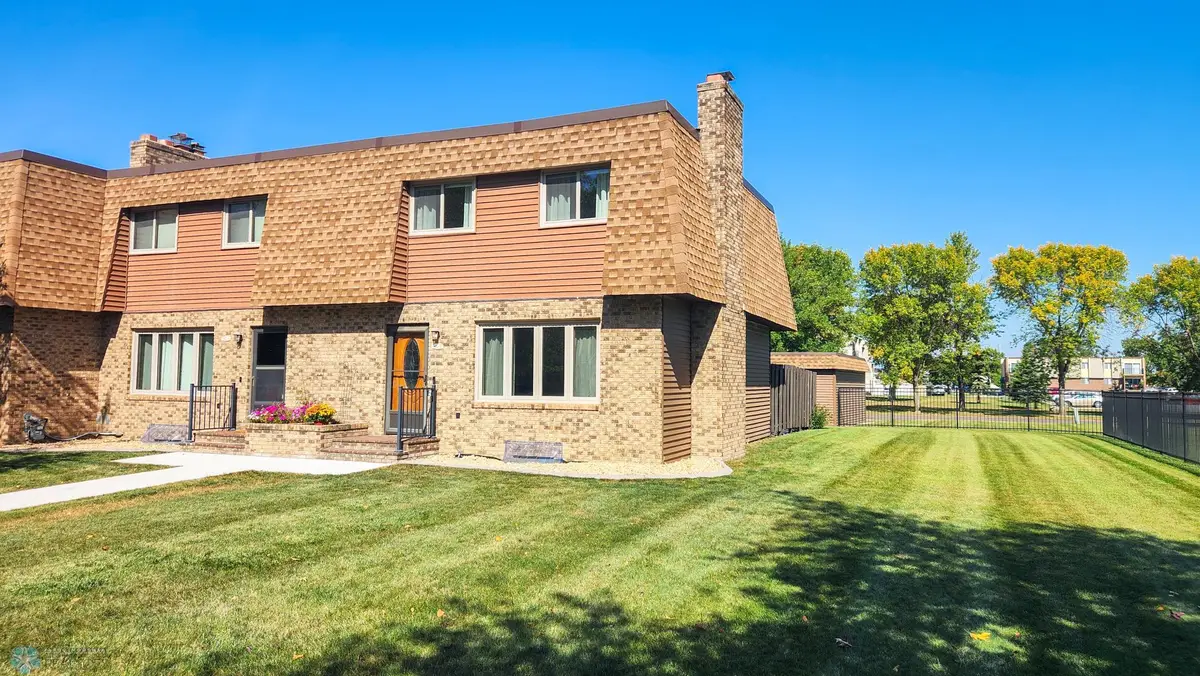 1402 E Gateway Circle S #M, Fargo, ND 58103 - Image #1