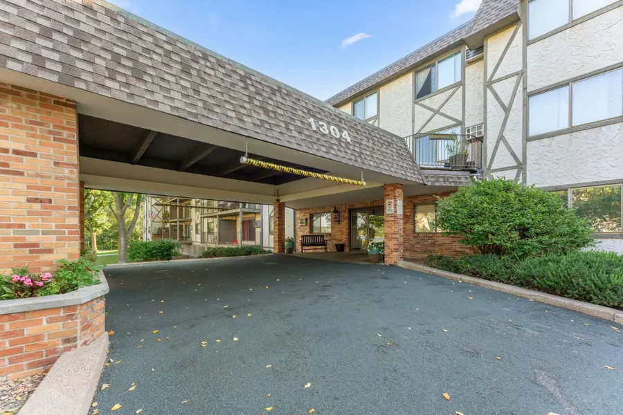 1304 W Medicine Lake Drive #323, Plymouth, MN 55441 - Image #3