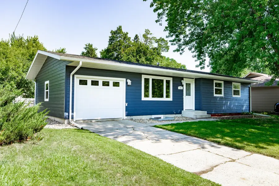 226 10 1/2 Avenue W, West Fargo, ND 58078 - #2