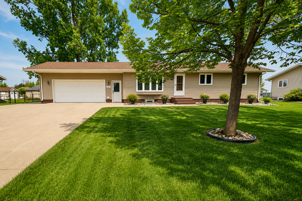 704 3rd Avenue Ne, Hillsboro, ND 58045