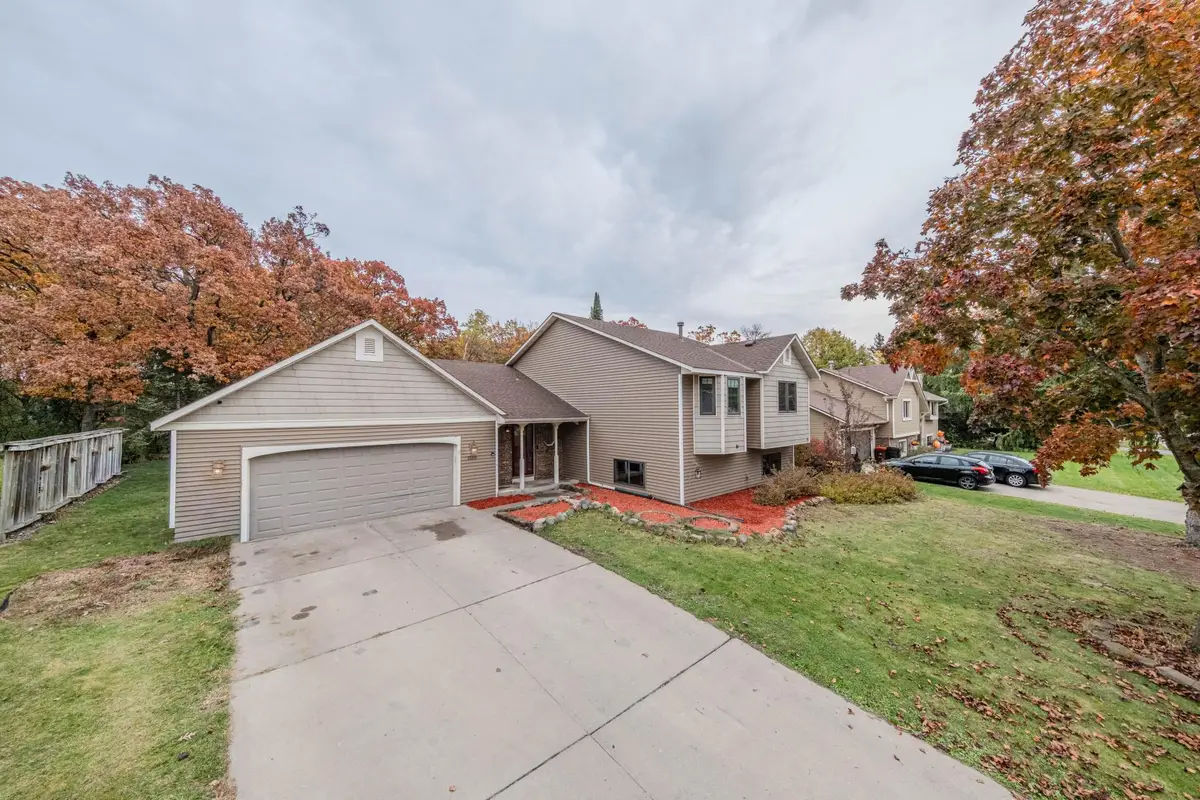 1568 Lakewood Drive N, Saint Paul, MN 55119 - Image #1