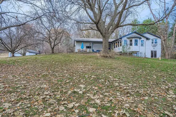 21581 Creekside Circle, Lakeville, MN 55044