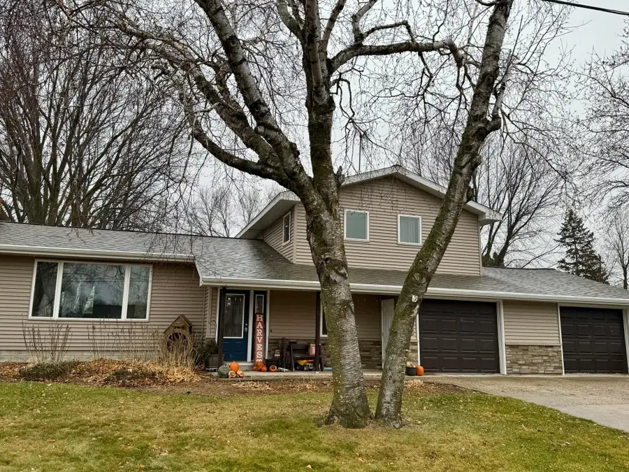 111 Cherry Avenue, Bird Island, MN 55310 - #2