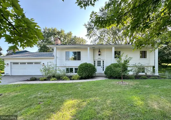 11900 Highland View Circle, Burnsville, MN 55337