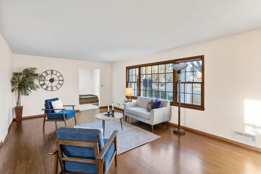 101 Heritage Circle N, Burnsville, MN 55337 - Image #2