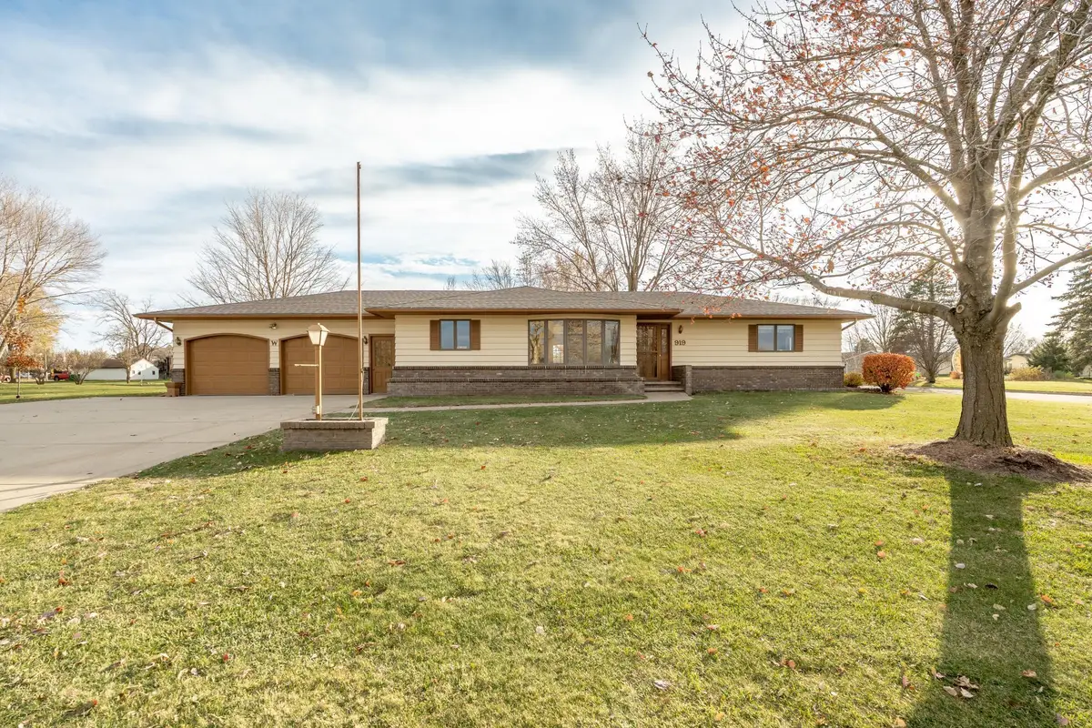 919 Church Street W, Belle Plaine, MN 56011 - #1