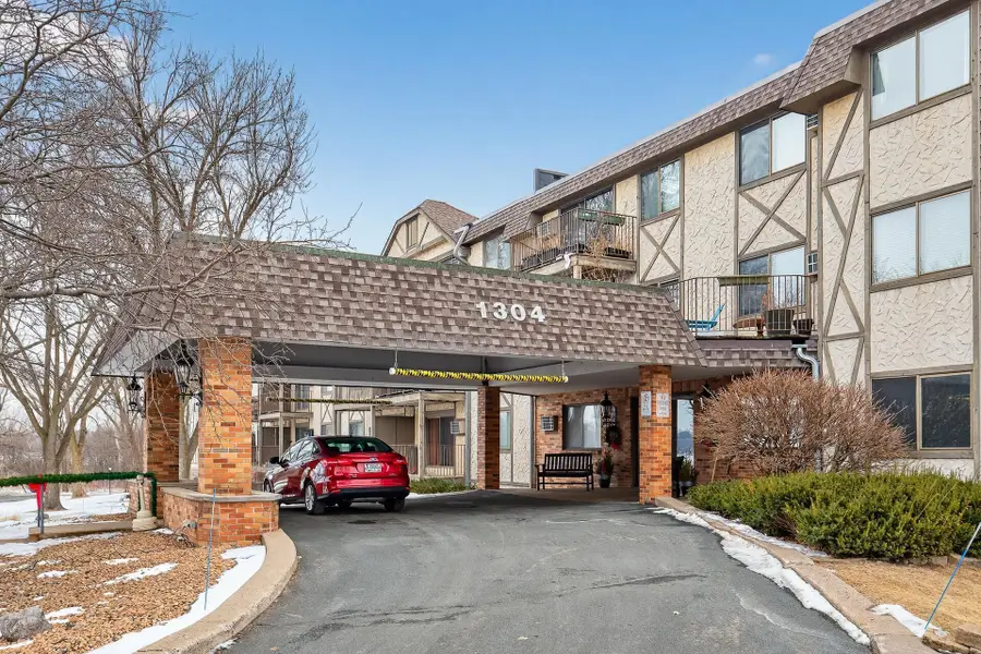 1304 W Medicine Lake Drive #119, Minneapolis, MN 55441 - #2