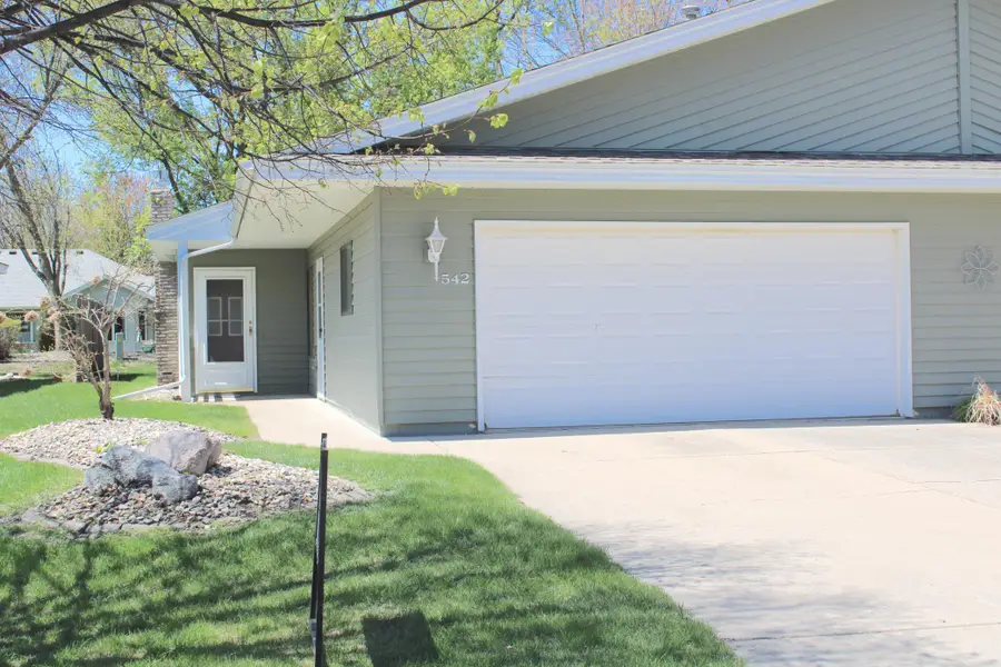 542 Graham Street Sw, Hutchinson, MN 55350 - #2
