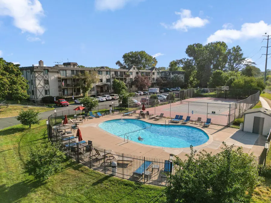 1304 W Medicine Lake Drive #323, Plymouth, MN 55441 - #2