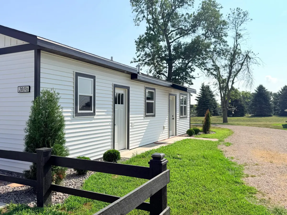 201 1/2 10th Avenue Se, Pipestone, MN 56164 - #1