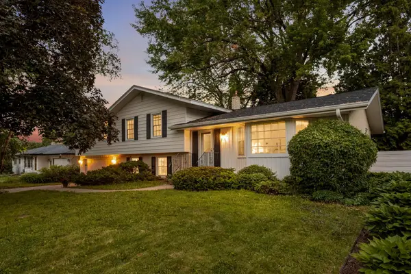 1740 Stanbridge Avenue, Roseville, MN 55113