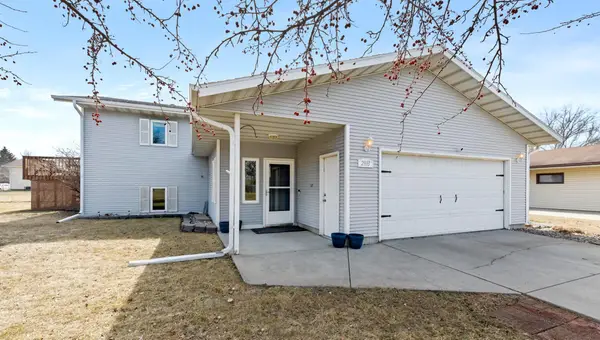 2933 Heatherwood Circle S, Moorhead, MN 56560