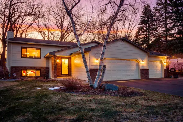 281 Woodridge Drive, Vadnais Heights, MN 55127