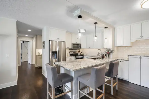 10511 Cedar Lake Road #212, Minnetonka, MN 55305