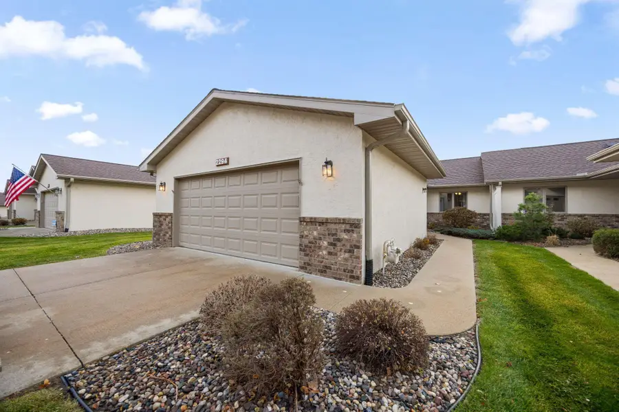 2294 Pinewood Drive, Shakopee, MN 55379 - #2