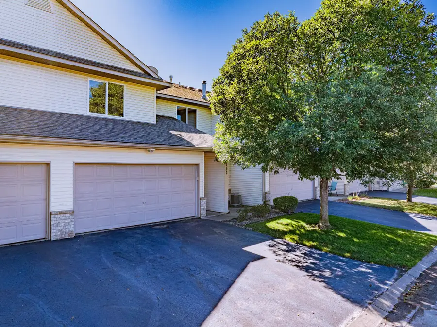 1122 Crystal Place W, Chaska, MN 55318 - #2