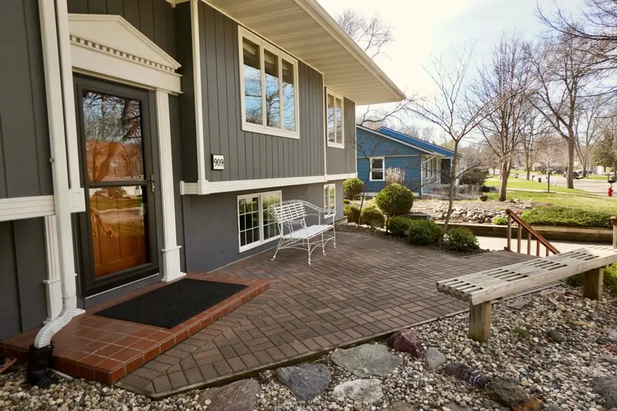 909 16th Street Sw, Willmar, MN 56201 - #3