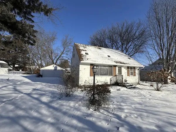 121 Roselawn Avenue E, Maplewood, MN 55117