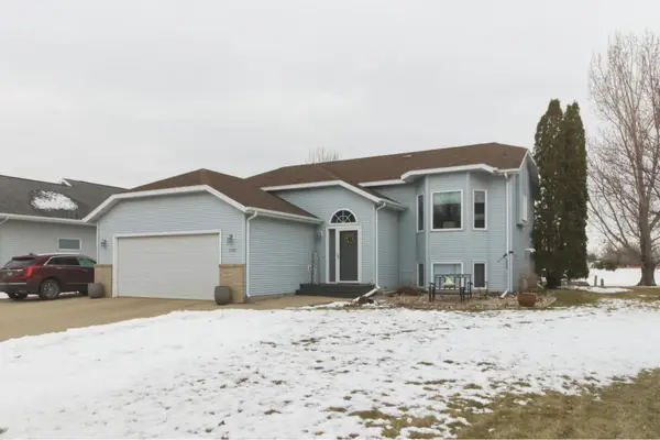 1727 37th Avenue S, Fargo, ND 58104