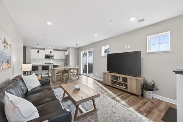 5251 Long Pointe Pass, Woodbury, MN 55129