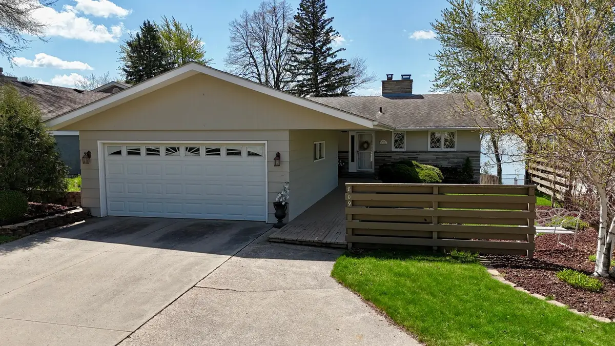 809 W Lake Avenue, Worthington, MN 56187 - #1