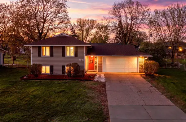 1047 Lowell Drive, Apple Valley, MN 55124